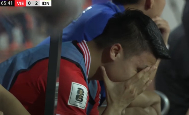 Thương Quang Hải, mắt rưng rưng như muốn khóc, rồi lại vò đầu bứt tai vì bị HLV Troussier coi là người thừa ở trận Việt Nam vs Indonesia-3