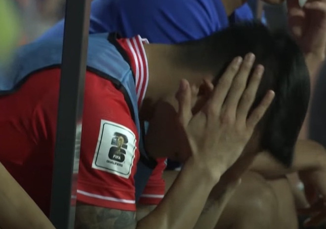 Thương Quang Hải, mắt rưng rưng như muốn khóc, rồi lại vò đầu bứt tai vì bị HLV Troussier coi là người thừa ở trận Việt Nam vs Indonesia-4