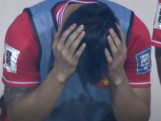 Thương Quang Hải, mắt rưng rưng như muốn khóc, rồi lại vò đầu bứt tai vì bị HLV Troussier coi là người thừa ở trận Việt Nam vs Indonesia-5