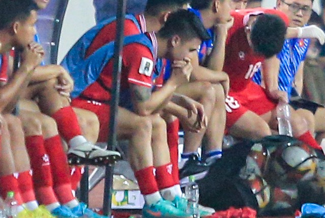 Thương Quang Hải, mắt rưng rưng như muốn khóc, rồi lại vò đầu bứt tai vì bị HLV Troussier coi là người thừa ở trận Việt Nam vs Indonesia-6