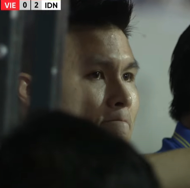 Thương Quang Hải, mắt rưng rưng như muốn khóc, rồi lại vò đầu bứt tai vì bị HLV Troussier coi là người thừa ở trận Việt Nam vs Indonesia-7