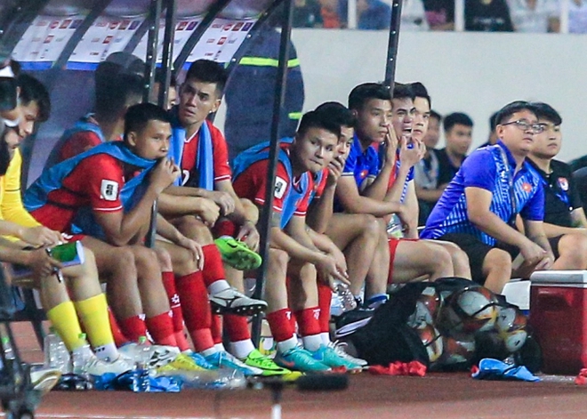 Thương Quang Hải, mắt rưng rưng như muốn khóc, rồi lại vò đầu bứt tai vì bị HLV Troussier coi là người thừa ở trận Việt Nam vs Indonesia-8