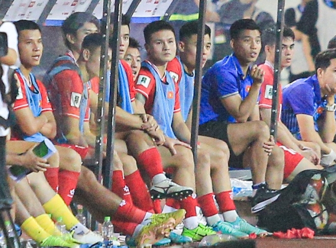 Thương Quang Hải, mắt rưng rưng như muốn khóc, rồi lại vò đầu bứt tai vì bị HLV Troussier coi là người thừa ở trận Việt Nam vs Indonesia-10