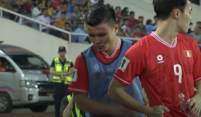 Thương Quang Hải, mắt rưng rưng như muốn khóc, rồi lại vò đầu bứt tai vì bị HLV Troussier coi là người thừa ở trận Việt Nam vs Indonesia-11