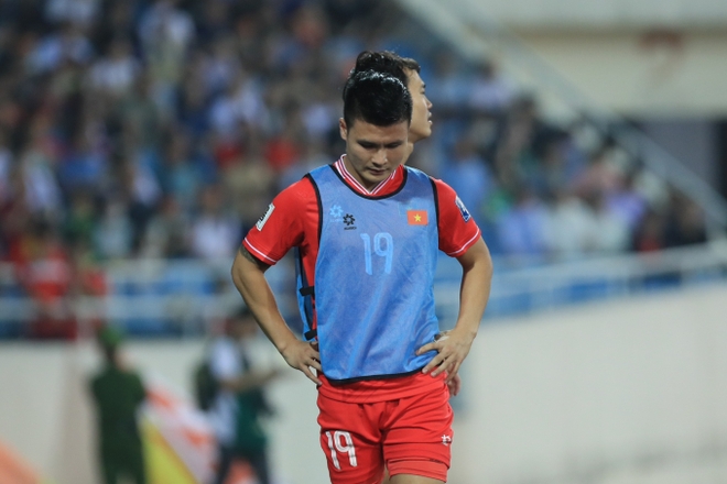 Thương Quang Hải, mắt rưng rưng như muốn khóc, rồi lại vò đầu bứt tai vì bị HLV Troussier coi là người thừa ở trận Việt Nam vs Indonesia-12