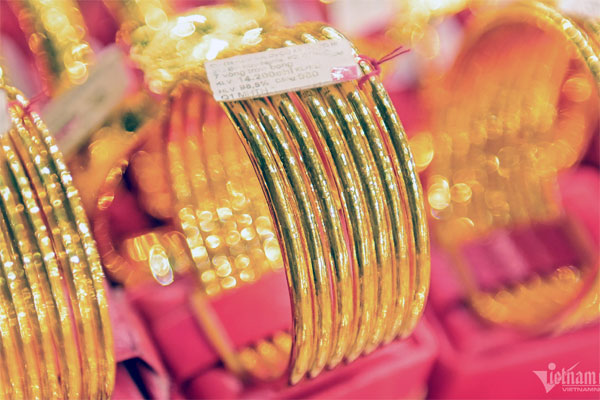 Giá vàng hôm nay 27/3/2024: Thế giới nổi sóng, vàng miếng SJC vẫn bất động-1