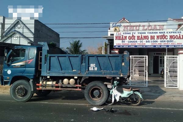 Xe tải kéo đứt dây cáp, người phụ nữ bất ngờ bị hất văng lên không trung-1