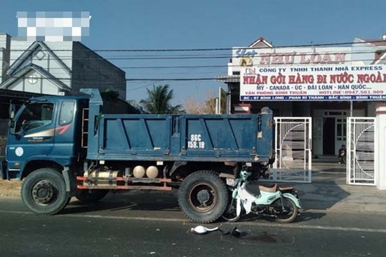 2 nữ sinh tông vào đuôi xe tải khi đang đến trường