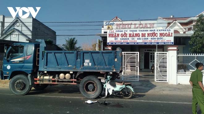 2 nữ sinh tông vào đuôi xe tải khi đang đến trường-1