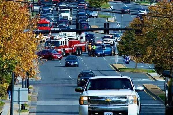 Clip: Người đàn ông rơi xuống đường, bị chính ô tô của mình cán trúng-1