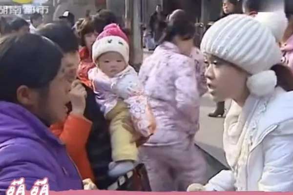 Con gái chê bố mẹ là nông dân, sống chết đòi đi xét nghiệm ADN: Kết quả trả về phơi bày sự thật-1