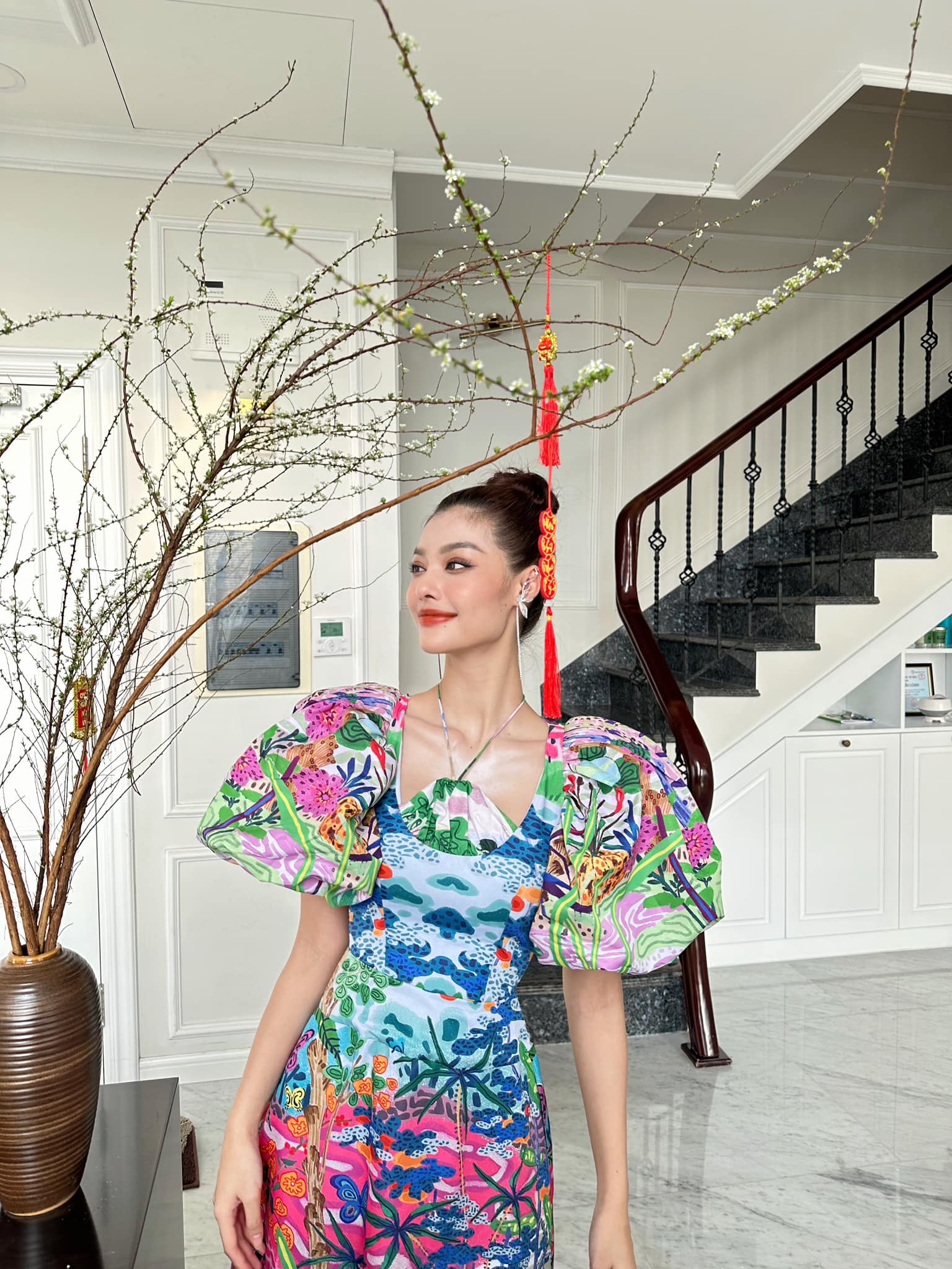 Á hậu 10X bị đồn yêu bác sĩ thẩm mỹ hơn 26 tuổi: Mới mua nhà có hồ bơi trên cao, tay đeo kim cương, xách Hermes như phú bà-4