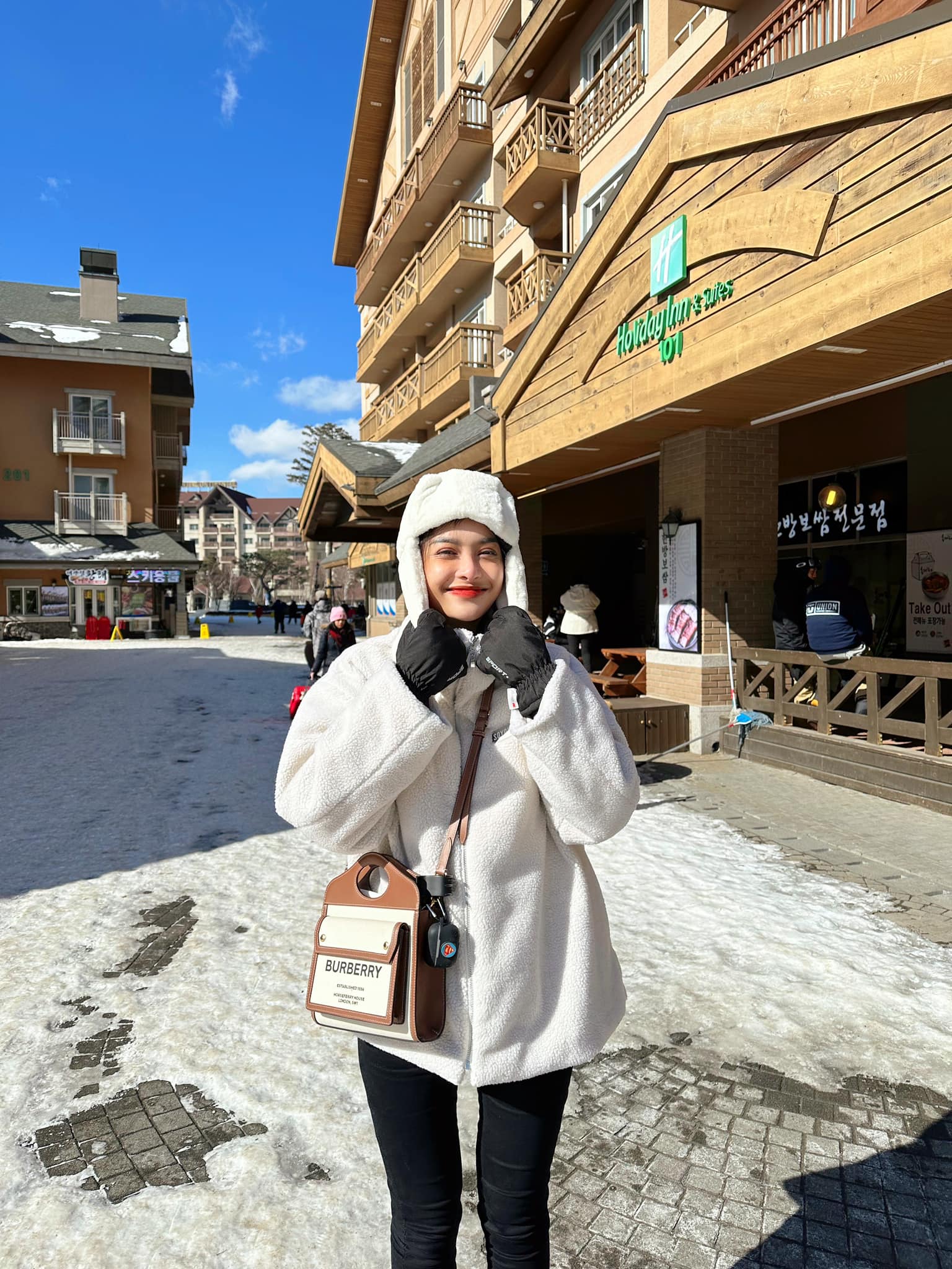 Á hậu 10X bị đồn yêu bác sĩ thẩm mỹ hơn 26 tuổi: Mới mua nhà có hồ bơi trên cao, tay đeo kim cương, xách Hermes như phú bà-9