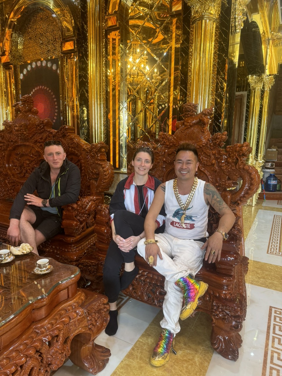 Đại gia đồng nát” mở cửa lâu đài 100 tỷ cho bà con vào xem, ngày đón 300 người, có cả khách Tây-4