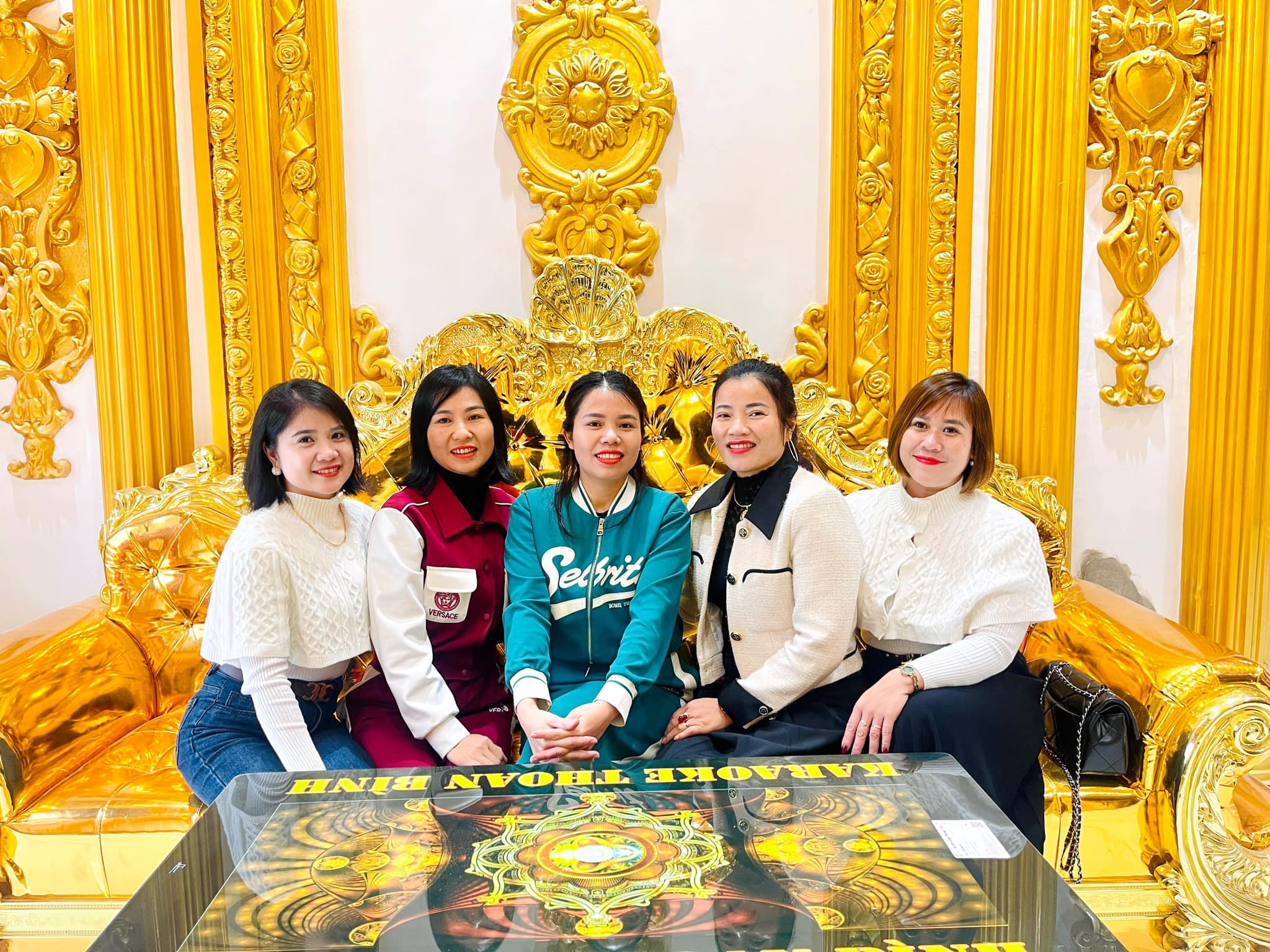 Đại gia đồng nát” mở cửa lâu đài 100 tỷ cho bà con vào xem, ngày đón 300 người, có cả khách Tây-3