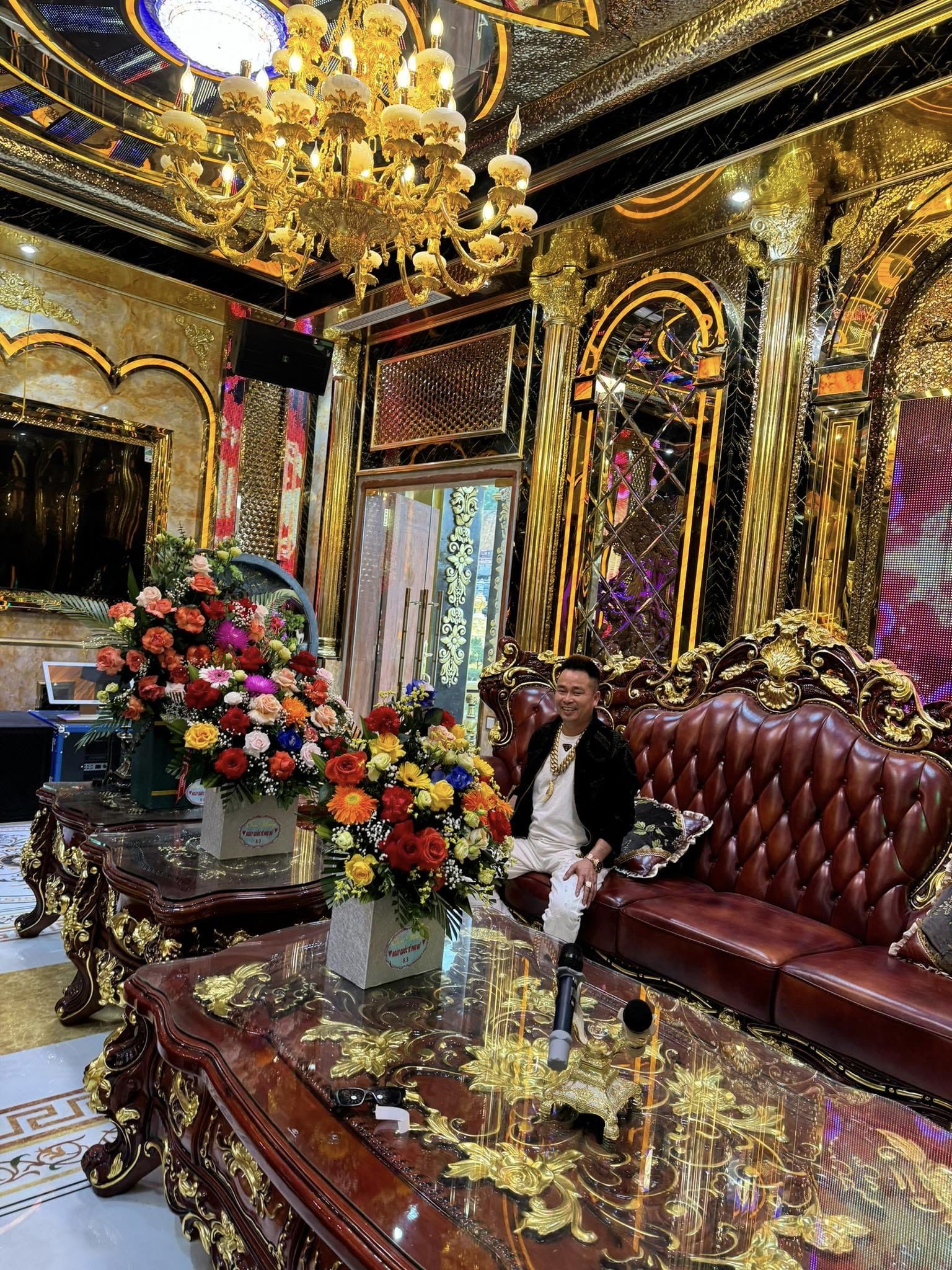 Đại gia đồng nát” mở cửa lâu đài 100 tỷ cho bà con vào xem, ngày đón 300 người, có cả khách Tây-7