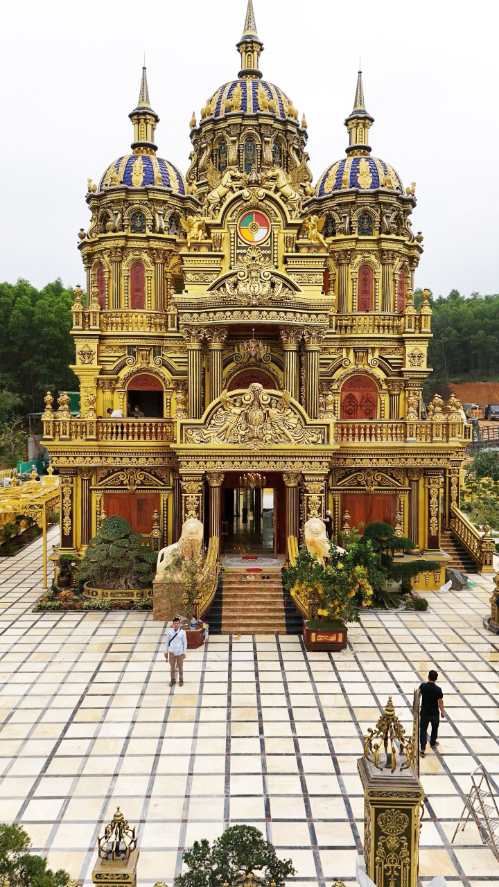 Đại gia đồng nát” mở cửa lâu đài 100 tỷ cho bà con vào xem, ngày đón 300 người, có cả khách Tây-1