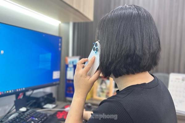 Dừng mua đồ, đôi nam nữ bất ngờ tạt thẳng cốc nước ớt vào mặt nữ nhân viên rồi phóng xe đi khiến nhiều người bức xúc-2