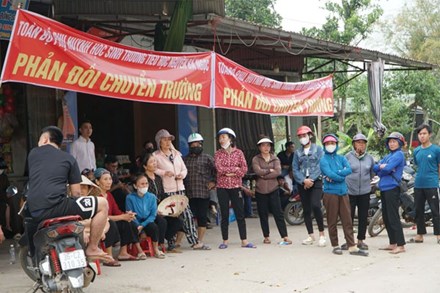 Phản đối sáp nhập trường, hàng trăm phụ huynh ở Thanh Hóa cho con nghỉ học