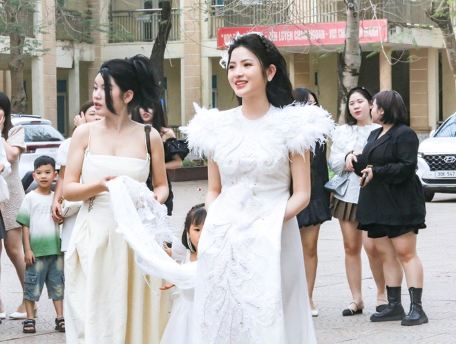 Cô dâu Chu Thanh Huyền xinh như công chúa trong ngày cưới Quang Hải, được cả làng khen vì xinh đẹp lại còn lễ phép-1