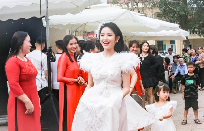 Cô dâu Chu Thanh Huyền xinh như công chúa trong ngày cưới Quang Hải, được cả làng khen vì xinh đẹp lại còn lễ phép-3