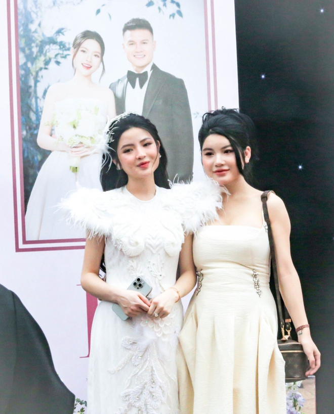 Cô dâu Chu Thanh Huyền xinh như công chúa trong ngày cưới Quang Hải, được cả làng khen vì xinh đẹp lại còn lễ phép-4