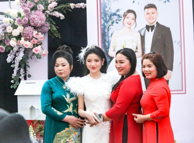 Cô dâu Chu Thanh Huyền xinh như công chúa trong ngày cưới Quang Hải, được cả làng khen vì xinh đẹp lại còn lễ phép-5