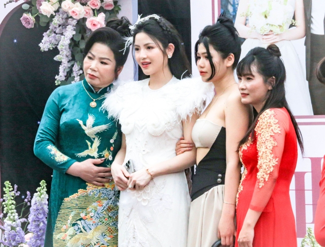Cô dâu Chu Thanh Huyền xinh như công chúa trong ngày cưới Quang Hải, được cả làng khen vì xinh đẹp lại còn lễ phép-6