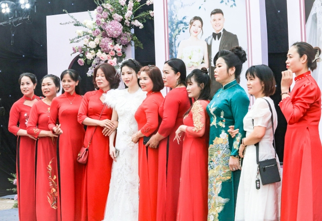 Cô dâu Chu Thanh Huyền xinh như công chúa trong ngày cưới Quang Hải, được cả làng khen vì xinh đẹp lại còn lễ phép-7