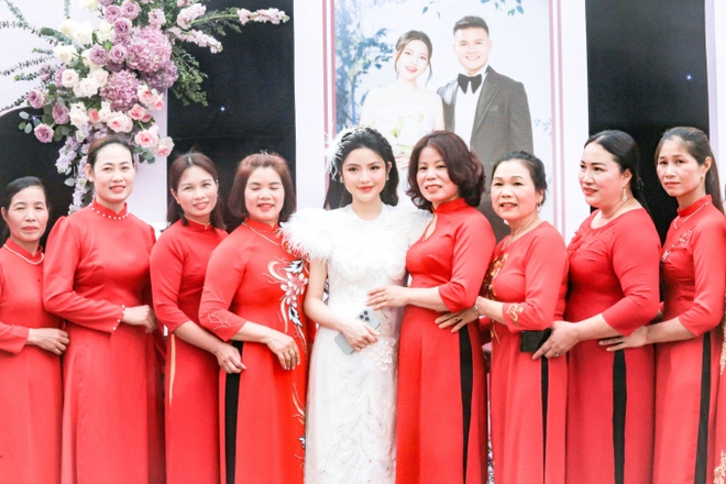 Cô dâu Chu Thanh Huyền xinh như công chúa trong ngày cưới Quang Hải, được cả làng khen vì xinh đẹp lại còn lễ phép-8