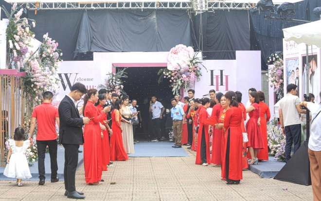 Cô dâu Chu Thanh Huyền xinh như công chúa trong ngày cưới Quang Hải, được cả làng khen vì xinh đẹp lại còn lễ phép-9