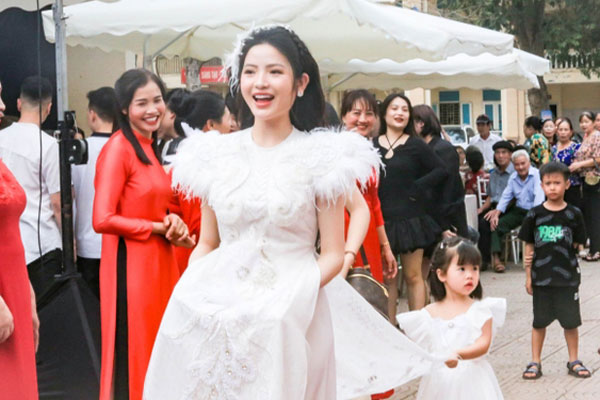 Quang Hải bảnh bao xuất hiện tại rạp cưới, tâm trạng thế nào sau khi bị HLV Troussier ngó lơ?-2