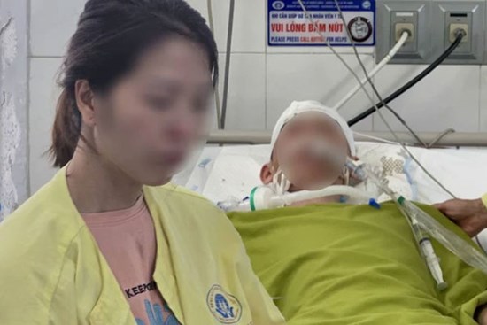 Mẹ khóc nấc bên giường bệnh con trai lớp 8 bị đánh chết não, tiết lộ thêm nhiều chi tiết đau lòng