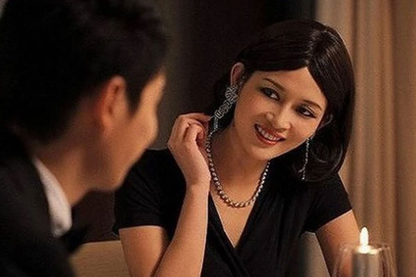 Biết tôi có của hồi môn lớn, đêm tân hôn chồng quỳ sụp van xin tôi cứu anh-2