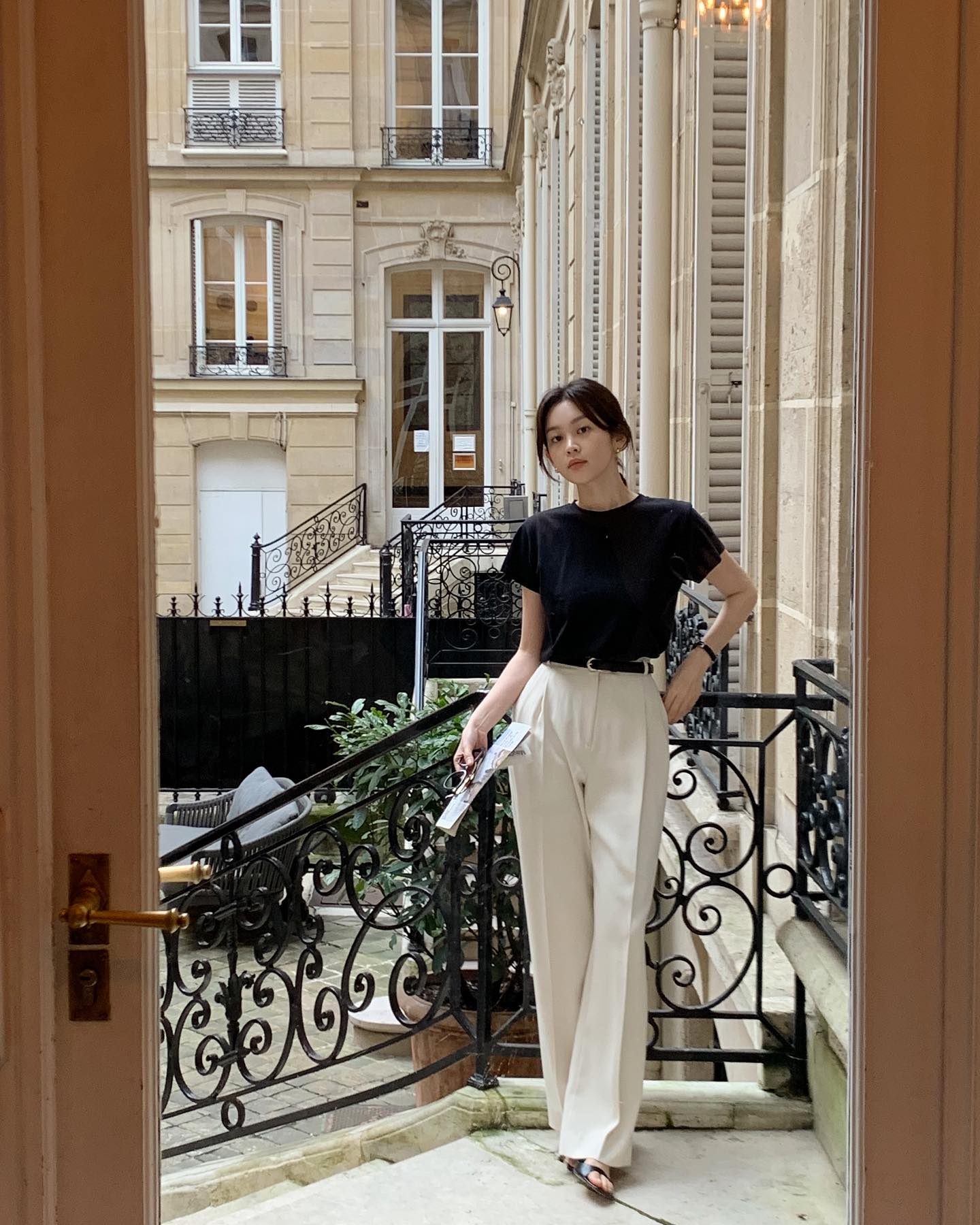 4 cách mặc quần ống rộng tôn dáng, chuẩn thanh lịch tới công sở-2