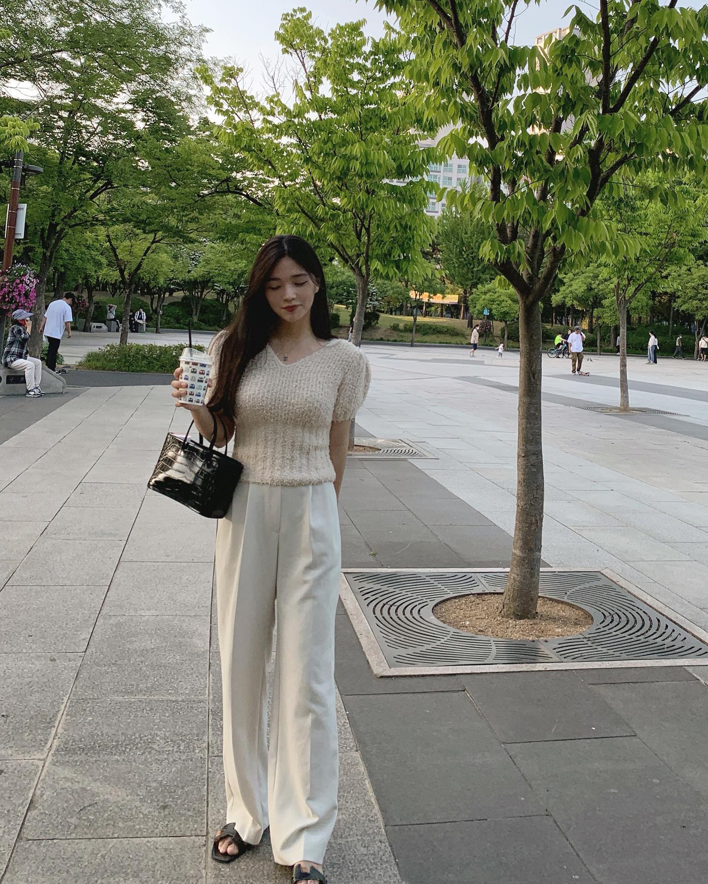 4 cách mặc quần ống rộng tôn dáng, chuẩn thanh lịch tới công sở-6