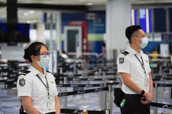 Nữ nhân viên an ninh sân bay phát hiện hành khách đi khập khiễng, phanh phui cả 1 đường dây buôn lậu hơn 100 tỷ đồng-1