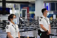 Nữ nhân viên an ninh sân bay phát hiện hành khách đi khập khiễng, phanh phui cả 1 đường dây buôn lậu hơn 100 tỷ đồng