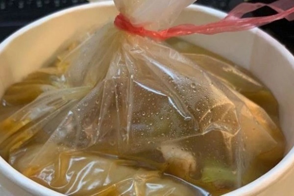 Mẹ phải cắt bỏ tử cung, con gái dậy thì sớm chỉ vì một thói quen nhiều người mắc phải khi mua đồ ăn sẵn-1