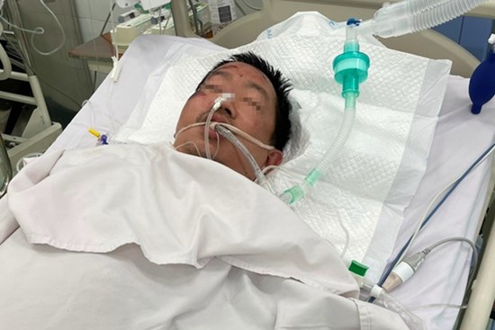 TP.HCM: Tài xế nghèo chạy xe ôm công nghệ bị ô tô cán biến dạng 2 tay, bệnh viện kêu gọi giúp đỡ