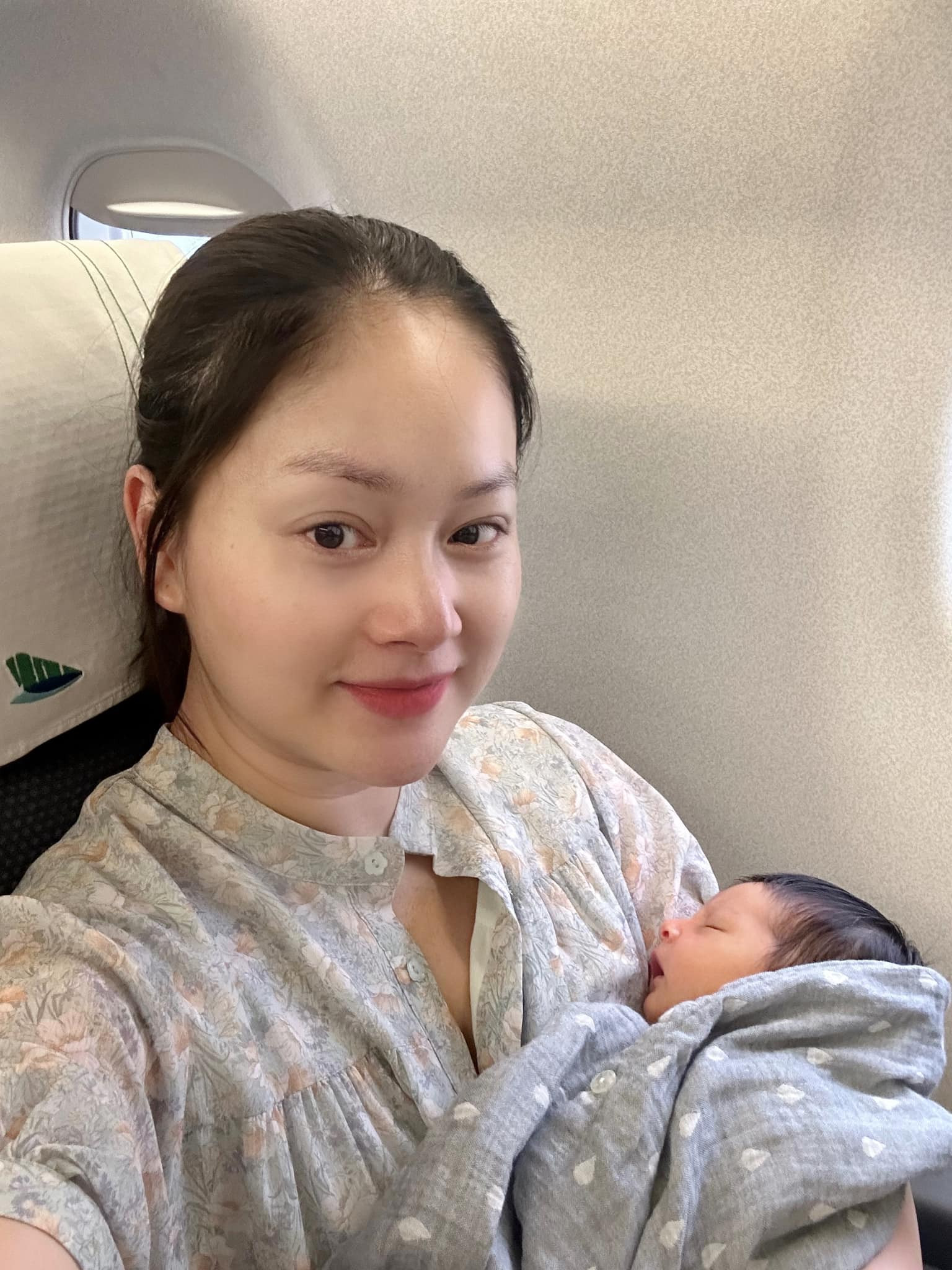 Lan Phương cho con 17 ngày tuổi đi máy bay để gặp chồng Tây-2