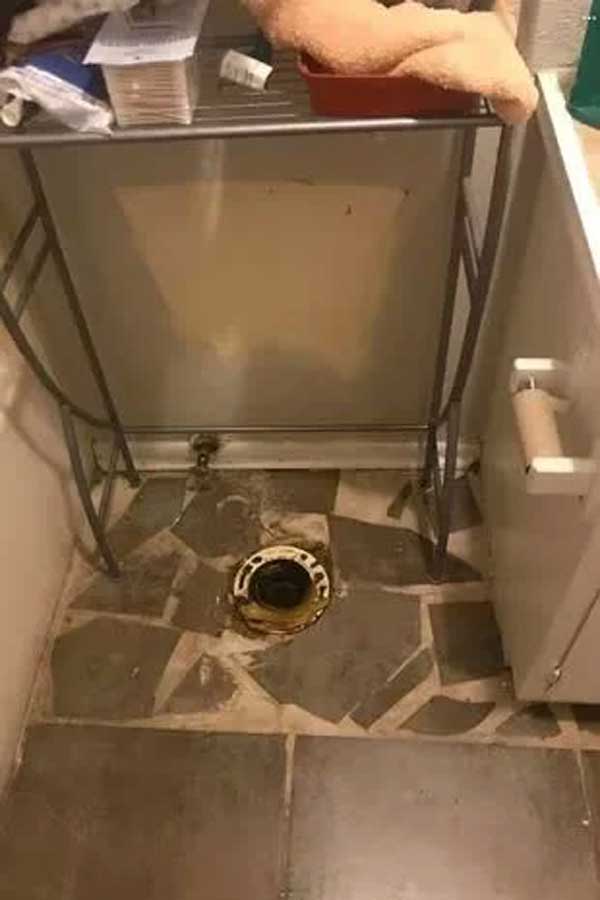 Chia tay nhau, cô gái bị bạn trai trả thù theo cách không tin nổi, vào phòng tắm mà sốc nặng-1