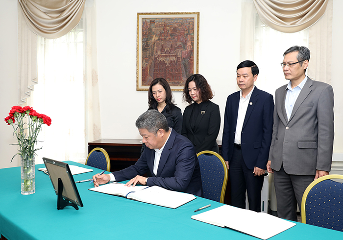 Lãnh đạo thành phố Hà Nội ghi sổ tang tưởng niệm các nạn nhân trong vụ khủng bố tại thủ đô Moskva (Liên bang Nga)-1