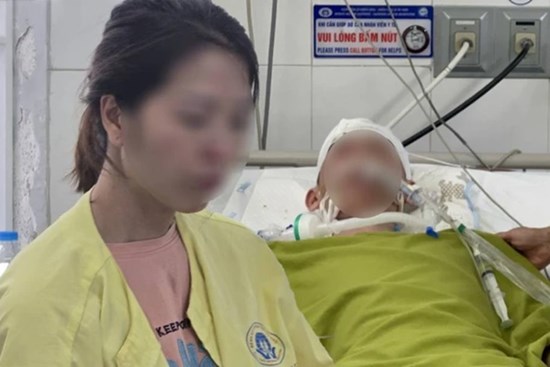 Mẹ khóc nấc bên giường bệnh con trai lớp 8 bị đánh chết não, tiết lộ thêm nhiều chi tiết đau lòng