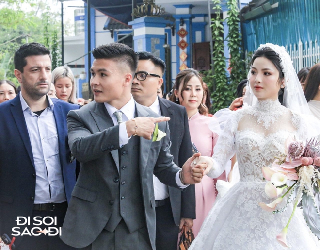 Quang Hải có hành động tinh tế với Chu Thanh Huyền ở đám cưới, lộ biểu cảm căng thẳng trước họ nhà gái-2
