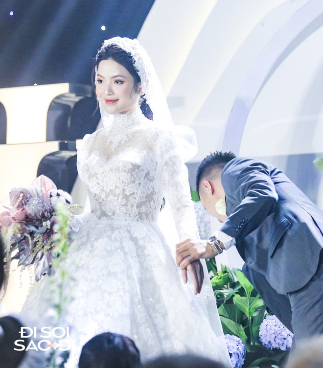 Quang Hải có hành động tinh tế với Chu Thanh Huyền ở đám cưới, lộ biểu cảm căng thẳng trước họ nhà gái-3