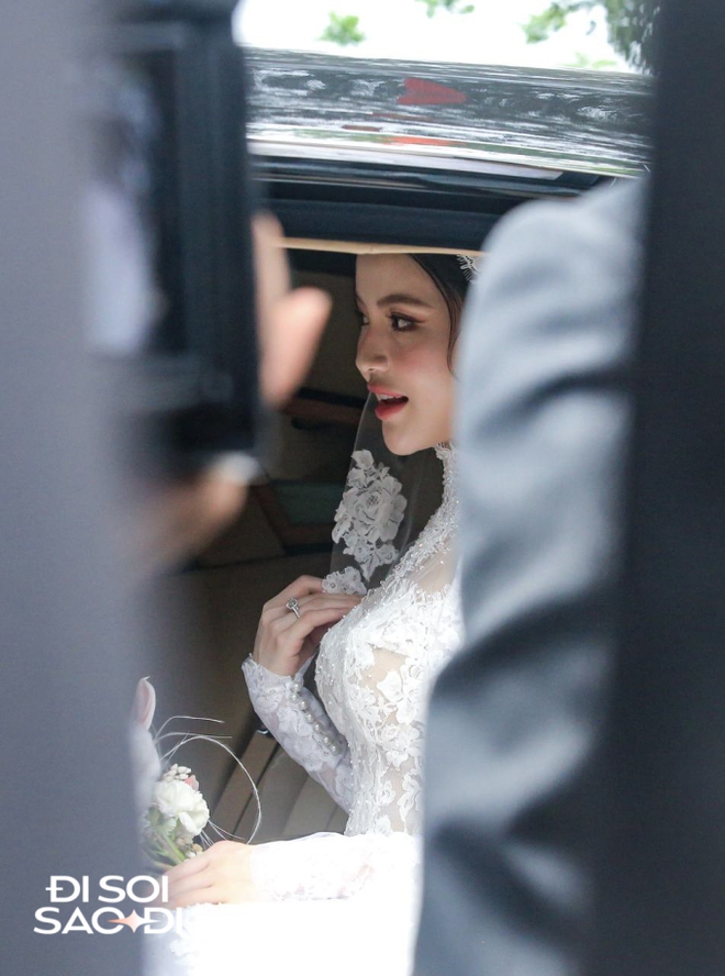 Quang Hải có hành động tinh tế với Chu Thanh Huyền ở đám cưới, lộ biểu cảm căng thẳng trước họ nhà gái-10