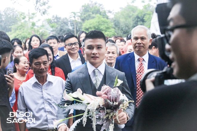 Quang Hải có hành động tinh tế với Chu Thanh Huyền ở đám cưới, lộ biểu cảm căng thẳng trước họ nhà gái-12