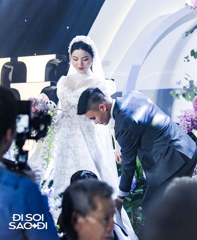 Quang Hải có hành động tinh tế với Chu Thanh Huyền ở đám cưới, lộ biểu cảm căng thẳng trước họ nhà gái-4