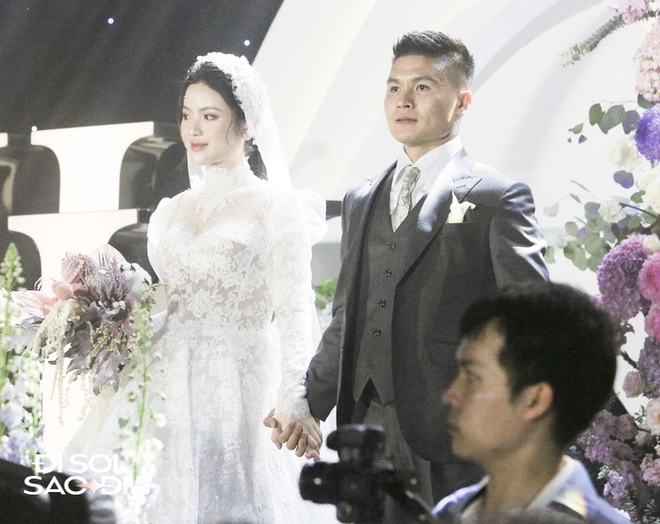 Quang Hải có hành động tinh tế với Chu Thanh Huyền ở đám cưới, lộ biểu cảm căng thẳng trước họ nhà gái-5